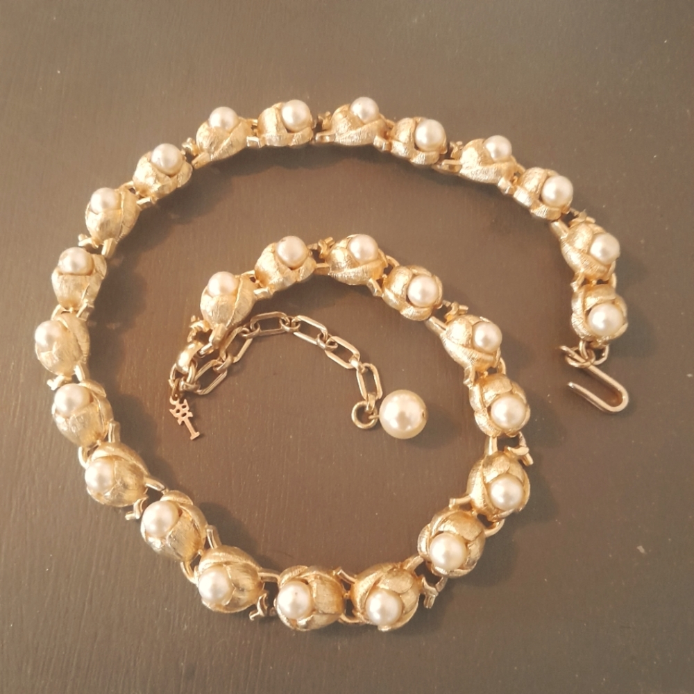 Vintage 👑 Trifari flower pearl necklace